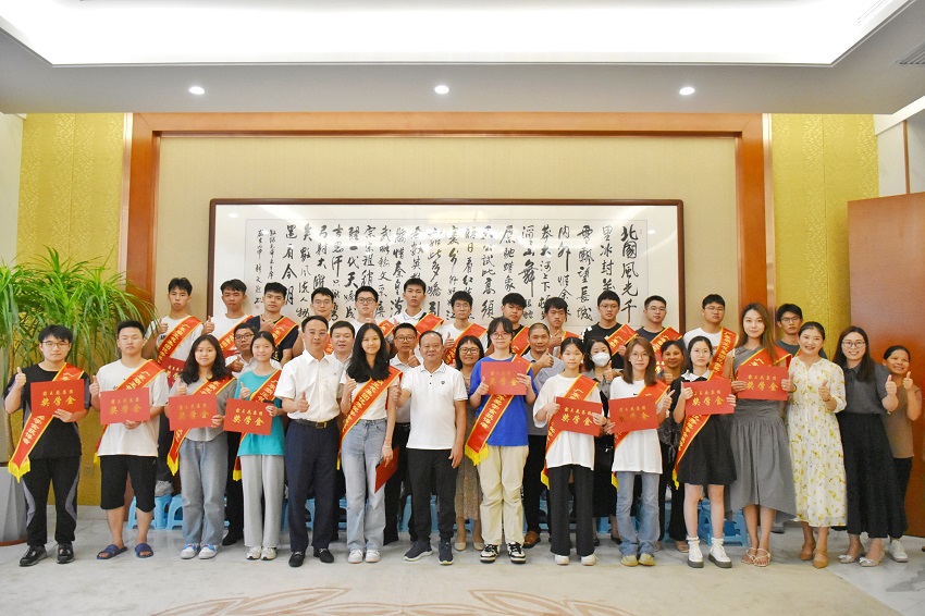 左-2023年8月24日，集團(tuán)舉辦員工子女高考獎(jiǎng)學(xué)金發(fā)放儀式.jpg